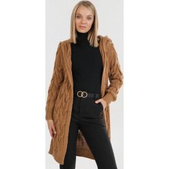 Camelowy Kardigan Azaeriana. Brązowe swetry damskie Born2be, uniwersalny, bez wzorów, bez rękawów, bez kaptura. Za 169,99 zł.