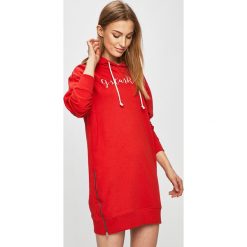G-Star Raw - Sukienka. Czerwone sukienki damskie G-Star RAW, na co dzień, s, z aplikacjami, z elastanu, retro, z kapturem, bez rękawów, proste. Za 369,90 zł.