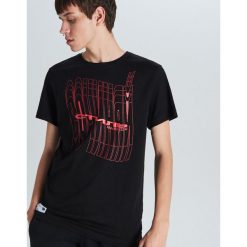 Koszulka z napisem kolekcja MGNG x Czarny. Czarne koszulki męskie Cropp, s, z napisami, bez kołnierzyka, bez rękawów. Za 44,99 zł.