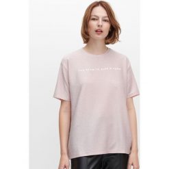 Brokatowy T-shirt z napisem - Różowy. Różowe t-shirty damskie Reserved, s, z napisami, bez kołnierzyka. Za 49,99 zł.