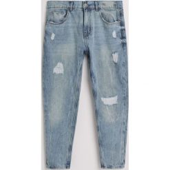 Jeansy tapered fit z recyclingu - Niebieski. Niebieskie jeansy męskie relaxed fit Reserved. W wyprzedaży za 49,99 zł.