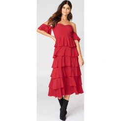 NA-KD Boho Sukienka z odkrytymi ramionami - Red. Czerwone sukienki damskie NA-KD Boho, bez wzorów, boho, z falbankami, bez rękawów, midi, z odkrytymi ramionami. W wyprzedaży za 60,88 zł.