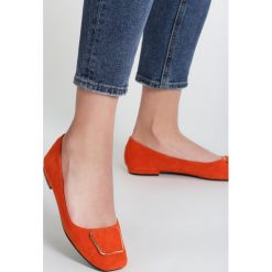 Pomarańczowe Balerinki Aeryn. Pomarańczowe baleriny damskie Renee, z aplikacjami, z jeansu, eleganckie, bez obcasa, na płaskiej podeszwie. Za 69,99 zł.