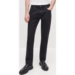 Spodnie jeansowe regular - Czarny. Czarne spodnie męskie Reserved, bez wzorów, z jeansu. Za 129,99 zł.