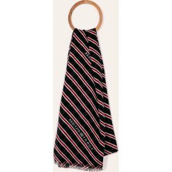 Tommy Hilfiger - Szal. Niebieskie szaliki damskie TOMMY HILFIGER, bez wzorów, z tkaniny. W wyprzedaży za 139,90 zł.