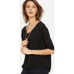 SWETER DŁUGI RĘKAW DAMSKI. Czarne swetry damskie Top Secret, bez wzorów, z dzianiny, z długim rękawem, długie, bez kaptura. W wyprzedaży za 49,99 zł.