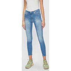 Calvin Klein Jeans - Jeansy CKJ 011. Niebieskie jeansy damskie marki Calvin Klein Jeans, bez wzorów, z elastanu. Za 499,90 zł.