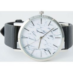 Zegarek z nadrukiem marmuru. Czarne zegarki damskie Pull&Bear. Za 69,90 zł.