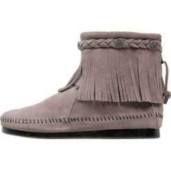 Botki damskie lity: Minnetonka Botki kowbojki i motocyklowe grey