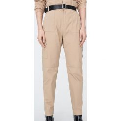 Spodnie high waist z paskiem - Kremowy. Białe spodnie damskie Sinsay, s, z podwyższonym stanem. Za 79,99 zł.