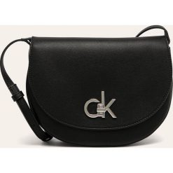 Calvin Klein - Torebka. Czarne listonoszki damskie Calvin Klein, w paski, ze skóry ekologicznej, na ramię, małe, bez dodatków. Za 539,90 zł.
