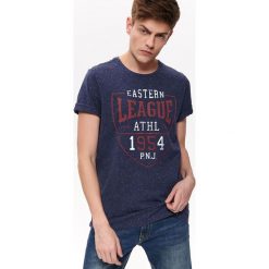 T-SHIRT Z NADRUKIEM. Niebieskie t-shirty męskie marki Top Secret, na lato, xxl, z nadrukiem, z jeansu, klasyczne, z klasycznym kołnierzykiem, krótkie. Za 49,99 zł.