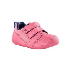 Buty 500 I LEARN dla maluchów. Różowe buciki niemowlęce DOMYOS, z poliesteru, bez zapięcia. Za 69,99 zł.