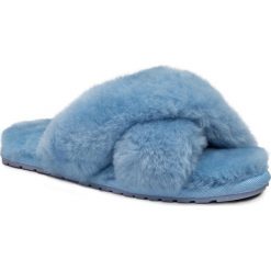 Kapcie EMU AUSTRALIA - Mayberry W11573 Baby Blue. Niebieskie klapki damskie EMU Australia, bez wzorów, ze skóry, bez obcasa. W wyprzedaży za 189,00 zł.
