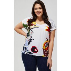 T-shirt z nadrukiem. Białe bluzki damskie Moodo, z nadrukiem, z bawełny, klasyczne, z okrągłym kołnierzem, z krótkim rękawem. Za 49,99 zł.