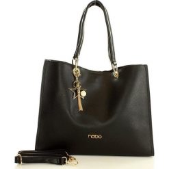 NOBO Designerska torebka miejska na ramię czarny. Czarne kuferki damskie Nobo, w paski, ze skóry, na ramię, zdobione, z breloczkiem. Za 159,00 zł.