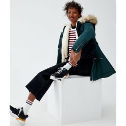Krótka parka z futrzanym kapturem. Szare parki damskie Pull&Bear, z futra. Za 299,00 zł.