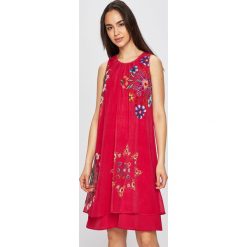 Desigual - Sukienka. Białe sukienki damskie Desigual, na co dzień, z nadrukiem, z bawełny, casualowe, z okrągłym kołnierzem, bez rękawów, mini, rozkloszowane. Za 399,90 zł.