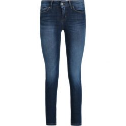 Jeansy Slim Fit TOMMY HILFIGER 1M87647435. Niebieskie jeansy damskie TOMMY HILFIGER, m. W wyprzedaży za 339,00 zł.