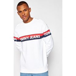 Bluza Tommy Jeans Tjm Band Logo Crew DM0DM07894. Niebieskie bluzy męskie Tommy Jeans, xl, bez wzorów, z jeansu, bez kołnierzyka, bez rękawów, bez kaptura. W wyprzedaży za 249,00 zł.
