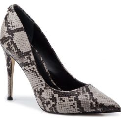 Szpilki GUESS - Okley7 FL7OK7 PEL08 NATU. Brązowe półbuty damskie Guess, z aplikacjami, ze skóry ekologicznej, eleganckie, bez obcasa, na obcasie, bez zapięcia. W wyprzedaży za 349,00 zł.