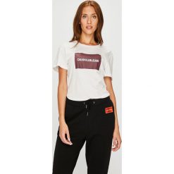 Calvin Klein Jeans - Top. Szare topy damskie Calvin Klein Jeans, l, z nadrukiem, z bawełny, z okrągłym kołnierzem. Za 159,90 zł.