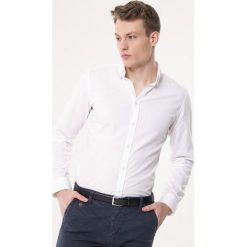 Biała Koszula Inarguable. Białe koszule męskie Born2be, xl, bez wzorów, biznesowe, z wykładanym kołnierzem, bez rękawów. Za 69,99 zł.