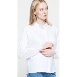 Wrangler - Koszula. Białe bluzki damskie Wrangler, na co dzień, s, bez wzorów, z lyocellu, klasyczne, z klasycznym kołnierzykiem, z długim rękawem. W wyprzedaży za 79,90 zł.