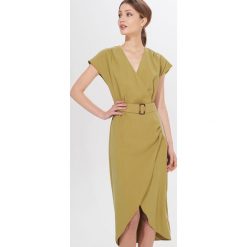 Sukienka midi z paskiem - Khaki. Brązowe sukienki damskie Mohito, bez wzorów, bez kołnierzyka, bez rękawów, midi. Za 159,99 zł.