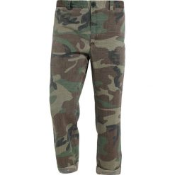Chinosy męskie: Mennace WORKWEAR TROUSER IN WASHED CAMO Spodnie materiałowe khaki