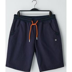 Bawełniane szorty jogger - Granatowy. Niebieskie spodenki i szorty męskie Cropp, bez wzorów, z bawełny. W wyprzedaży za 55,99 zł.