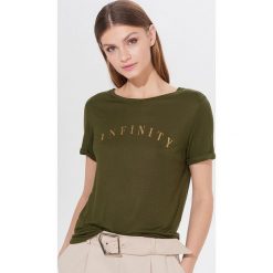 Koszulka z nadrukiem - Khaki. Brązowe koszulki damskie Mohito, s, z nadrukiem. Za 39,99 zł.