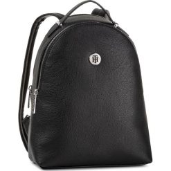 Plecak TOMMY HILFIGER - Th Core Mini Backpack AW0AW07305 BDS. Czarne plecaki damskie TOMMY HILFIGER, bez wzorów, ze skóry ekologicznej, klasyczne. Za 699,00 zł.
