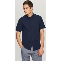 Gładka koszula slim fit - Granatowy. Niebieskie koszule męskie Reserved, m, bez wzorów, bez kołnierzyka, bez rękawów. Za 99,99 zł.