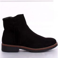 Botki sztyblety z frędzlami czarne 8B907 Black. Czarne botki damskie ButyModne, z zamszu, bez obcasa, na obcasie, bez zapięcia. W wyprzedaży za 129,00 zł.