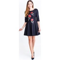 Haftowana sukienka koktajlowa. Czarne sukienki damskie Made in Poland, z haftami, z elastanu, bez kołnierzyka, bez rękawów. Za 229,00 zł.