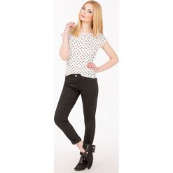 Denimowe spodnie z przeszyciami. Spodnie damskie Monnari, z denimu. Za 79,60 zł.