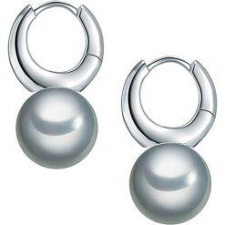 Kolczyki z perłami w kolorze srebrnym. Szare kolczyki damskie The Pacific Pearl Company, Nova Pearls Copenhagen & Co., z perłą, srebrne. W wyprzedaży za 44,95 zł.