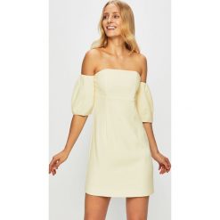 Marciano Guess - Sukienka. Żółte sukienki damskie MARCIANO GUESS, na co dzień, z aplikacjami, z poliesteru, casualowe, bez kołnierzyka, z krótkim rękawem, krótkie, mini, rozkloszowane. W wyprzedaży za 379,90 zł.