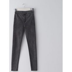 Jeansy skinny z wysokim stanem -. Jeansy damskie Sinsay, z podwyższonym stanem. W wyprzedaży za 29,99 zł.