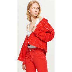 Kurtka jeansowa w czerwonym kolorze - Czerwony. Czerwone kurtki damskie jeansowe Cropp, l. Za 129,99 zł.