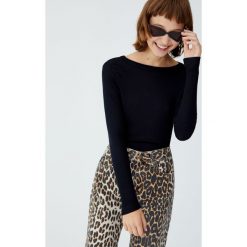 Prążkowana koszulka z długim rękawem. Czarne t-shirty damskie Pull&Bear, prążkowane. Za 39,90 zł.