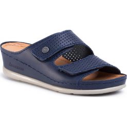 Klapki DR. BRINKMANN - 701226 Marine 5. Niebieskie klapki damskie Dr. Brinkmann, bez wzorów, ze skóry, bez obcasa, na obcasie. Za 199,00 zł.