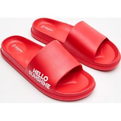 Klapki z napisem - Czerwony. Czerwone klapki damskie Cropp, z napisami. W wyprzedaży za 29,99 zł.