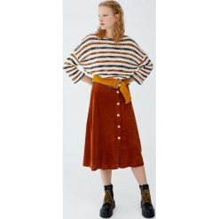 Sweter w paski z obniżoną linią ramion. Swetry damskie Pull&Bear, w paski, bez rękawów, bez kaptura. Za 99,90 zł.
