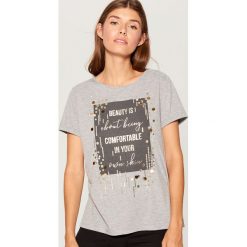 Koszulka z napisem i aplikacją - Jasny szar. Szare t-shirty damskie marki Mohito, l, z aplikacjami. Za 59,99 zł.