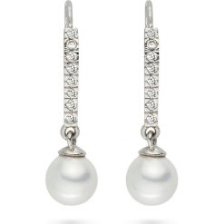 Kolczyki z perłami muszlowymi i cyrkoniami. Szare kolczyki damskie The Pacific Pearl Company, Nova Pearls Copenhagen & Co., z cyrkonią, z mosiądzu. W wyprzedaży za 99,95 zł.