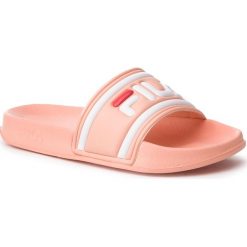 Klapki FILA - Morro Bay Slipper Wmn 1010340.71B Salmon. Różowe klapki damskie Fila, z materiału. W wyprzedaży za 79,00 zł.