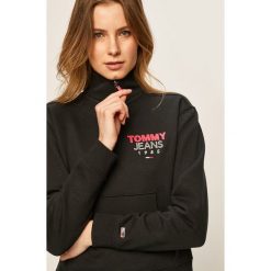 Tommy Jeans - Bluza. Czarne bluzy damskie Tommy Jeans, s, z aplikacjami, z bawełny, z krótkim rękawem, krótkie, bez kaptura. Za 399,90 zł.