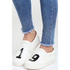 Białe Slip On Pervert Nineteen. Białe tenisówki damskie Born2be, z nadrukiem. Za 19,99 zł.